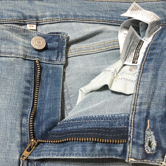 Levi’s Women’s Light Wash Stretch Capri Jeans - 29 - Picture 7 of 16